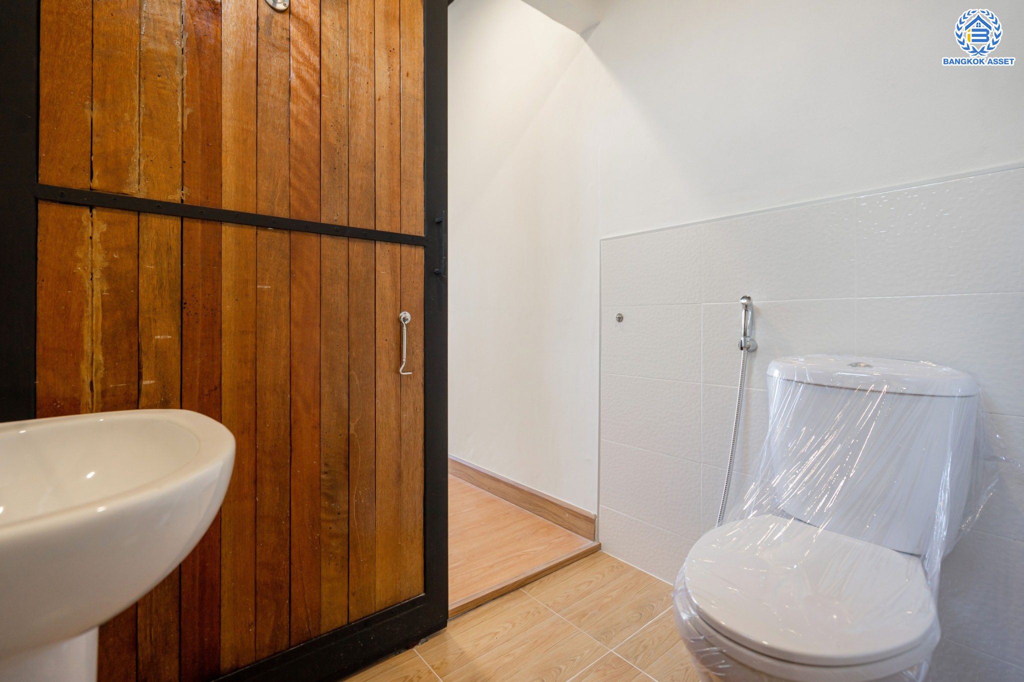 บ้านมือสองตกแต่งใหม่ ม.ซื่อตรง รัตนาธิเบศร์ หลังมุม หน้าโครงการติดรถไฟฟ้า "สถานีไทรม้า"!! เนื้อที่ 34 ตร.ว. ฟังก์ชัน 3 ห้องนอน 3 ห้องน้ำ 1 ห้องอเนกประสงค์ 1 ที่จอดรถ เชื่อมต่อได้หลายเส้นทาง ใกล้ เซ็นทรัลรัตนาธิเบศร์ และทางด่วน "งามวงศ์วาน"